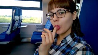 Video de sexo oral em publico novinho mamando o namorado no trem